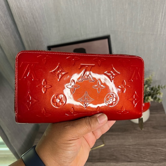 Louis Vuttion Vernis Wallet - Picture 8 of 17